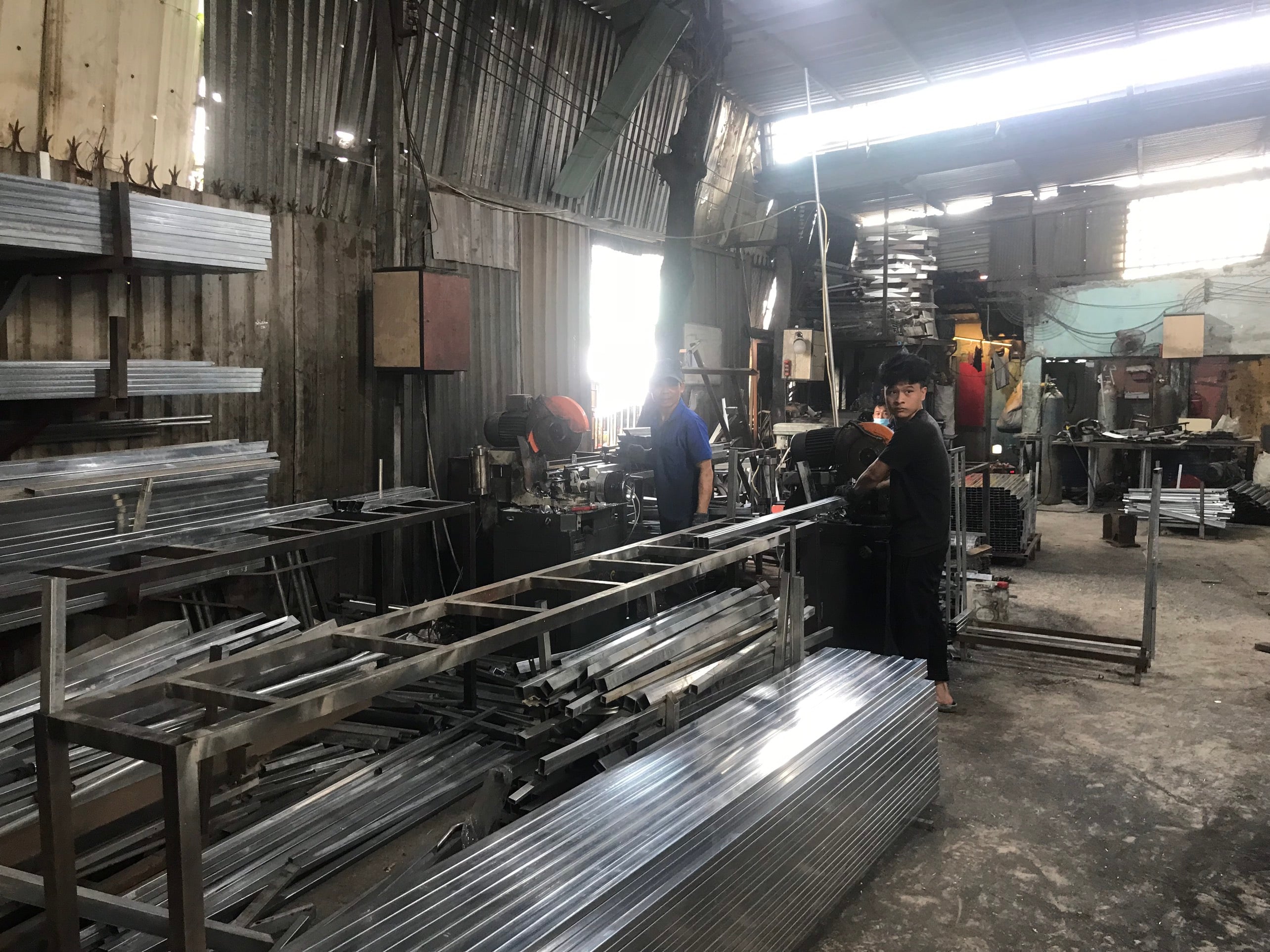 Steel tube cutting machine